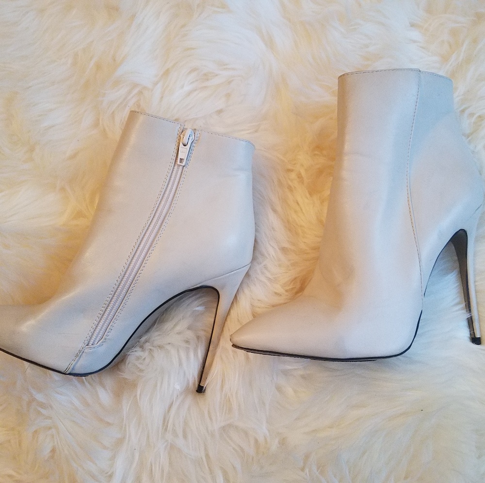 Womens cream heeled boots size 7.5/8!! CUTE
